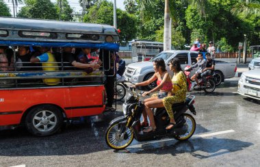 İnsan gücü (şarkı Kran gün su Festivali gün oynuyor.)