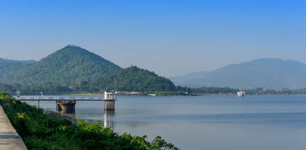 Landschap van reservoir in Thailand — Stockfoto