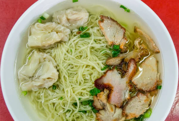 Kavrulmuş domuz eti ve hamur tatlısı ile erişte