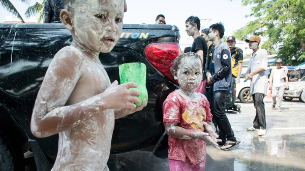 I bambini giocano il potere in giorno di festival dell'acqua (il giorno di Song Kran ) — Foto Stock