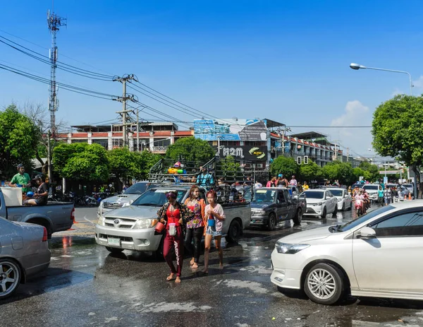 Människor spelar vatten i vatten festival (dag Song Kran) — Stockfoto