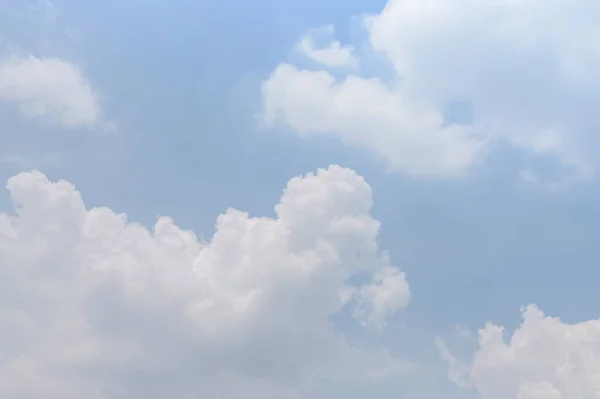 Céu limpo agradável com nuvens — Fotografia de Stock