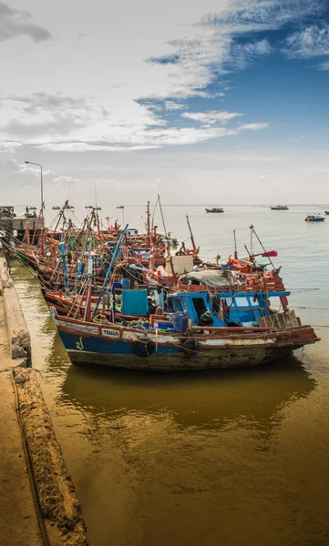 Bateaux de pêche amarrés au quai — Photo