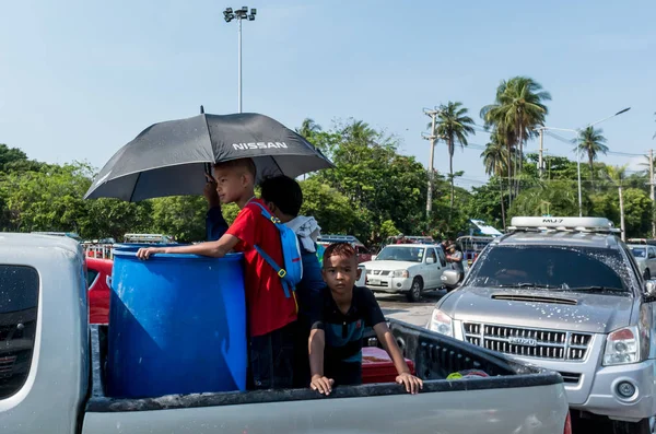 Chon Buri, Thajsko - 14. dubna: Děti na truck pro hraní wate — Stock fotografie