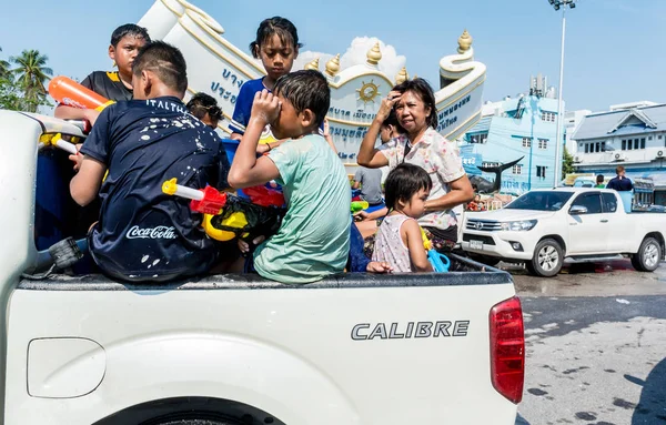 CHONBURI, TAILÂNDIA - 14 DE ABRIL: Crianças com pistola de água em Wate — Fotografia de Stock