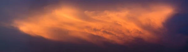 Dramáticas nubes con luz del atardecer, Vista panorámica de las nubes — Foto de Stock