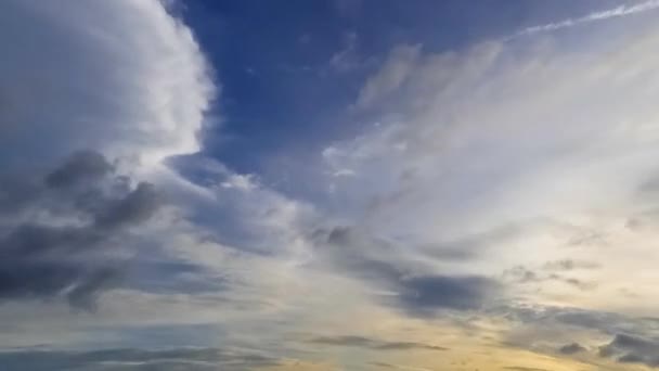 Πάροδο του χρόνου κυκλοφορίας σύννεφα στο ηλιοβασίλεμα ουρανό — Αρχείο Βίντεο