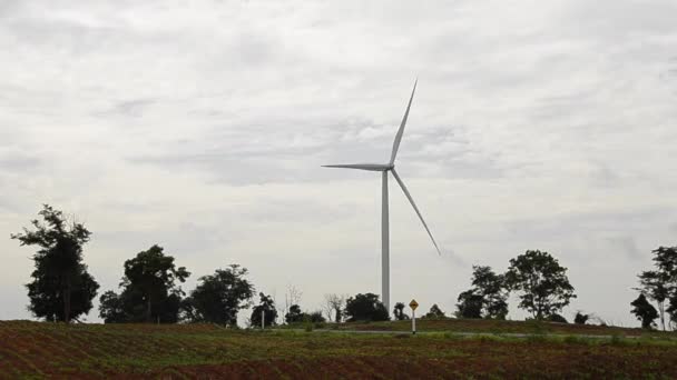 Turbina wiatrowa o wzgórze, strzał Handheld — Wideo stockowe