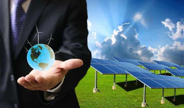 Concepto de energía verde, hombre de negocios llevar mundo de turbina eólica wi —  Fotos de Stock