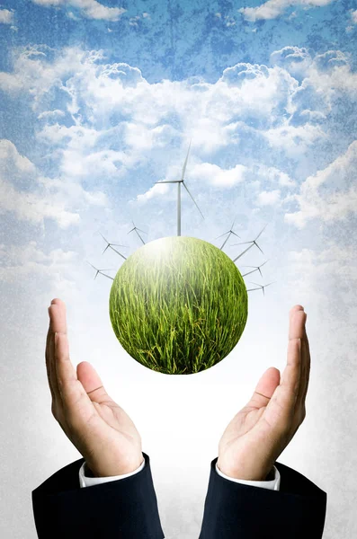 Concepto sostenible, Planeta de turbina eólica vuela sobre la mano —  Fotos de Stock