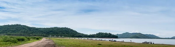 Panoramisch uitzicht van eb Bangpra reservoir — Stockfoto
