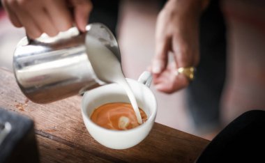 Kahve için süt dökme makinesi latte sanat yapmak