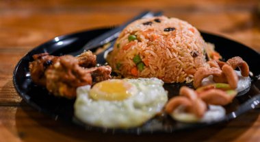 Kızarmış pilav kızarmış yumurta ve kızarmış tavuk ile