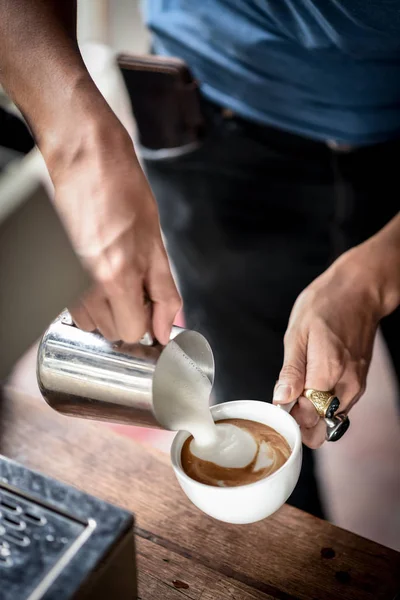 Kávovar, nalil mléko naplnit latte art — Stock fotografie