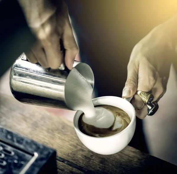 Kávovar, nalil mléko naplnit latte art — Stock fotografie
