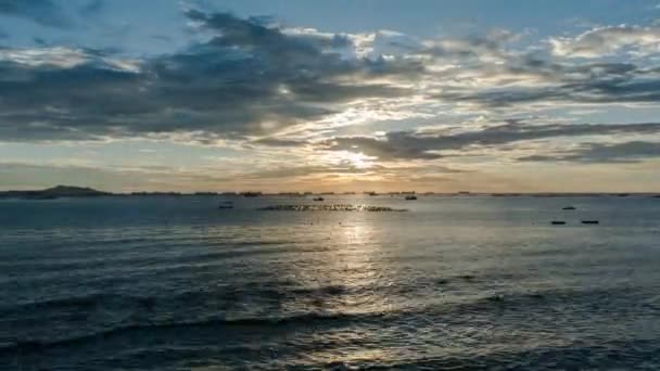 4 k 时间流逝的夕阳的天空，在海上，拉差，泰国春武里 — 图库视频影像