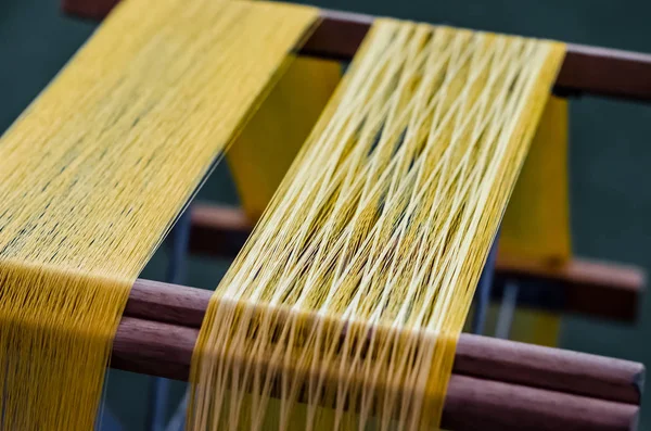 Textura del hilo de seda, El proceso de tejido de seda en la producción —  Fotos de Stock