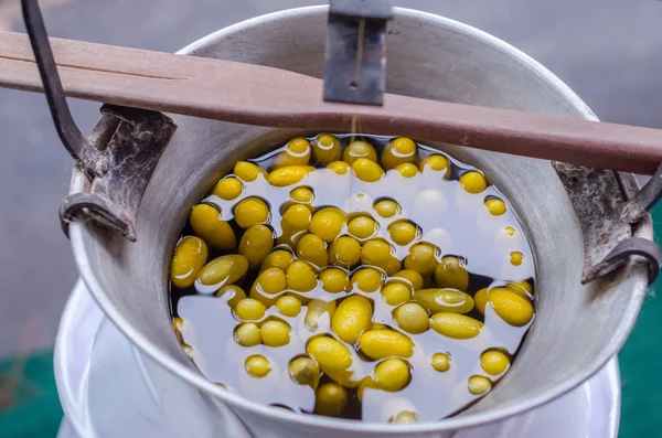 İpek üretim süreci, ipekböceği koza tencerede kaynar — Stok fotoğraf