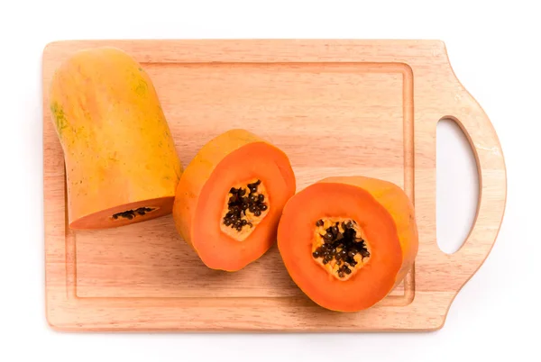 Papaya plasterek z drewnianym bloku na białym tle — Zdjęcie stockowe