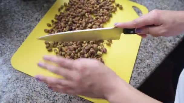 Woman chopping the pistachio — Stock Video