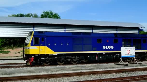 Thai Diesel-electric locomotive made from China — Stock Video