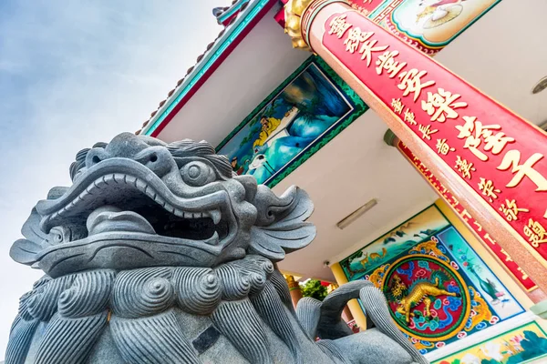 Китайская скульптура льва в китайском храме — стоковое фото