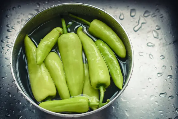 Pimenta de sino em tigela com água — Fotografia de Stock