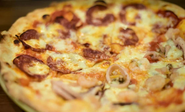 Finom pizza zár megjelöl szemcsésedik — Stock Fotó