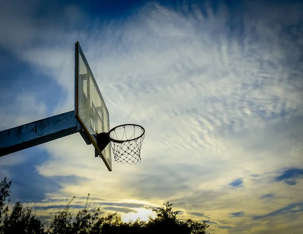 Arco de basquete com nuvens em movimento no céu azul — Fotografia de Stock