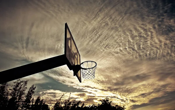 Basketbal hoepel met bewegende wolken in de blauwe hemel — Stockfoto