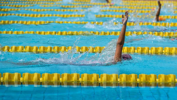 Zwemmen bij zwembad, sportieve concept — Stockfoto