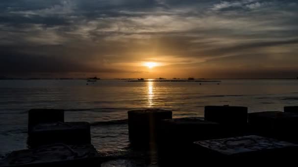 4K Caducidad del cielo al atardecer en el mar con silueta de bloques de hormigón — Vídeo de stock