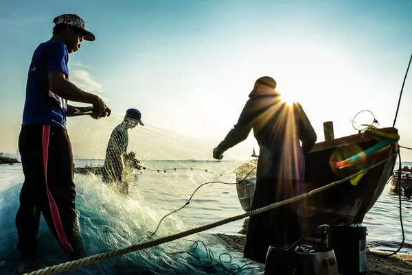 Grupo de pescadores sacan pescado de la red — Foto de Stock