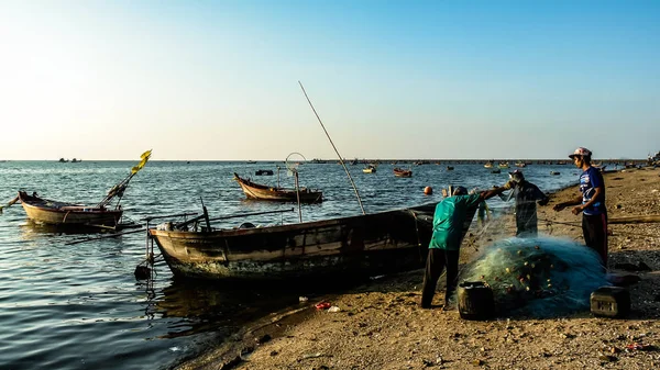 Gruppe von Fischern räumt Fisch aus dem Netz — Stockfoto