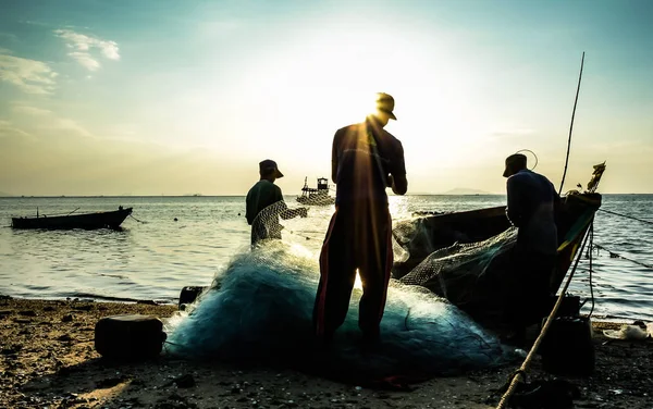 Grupo de pescadores sacan pescado de la red —  Fotos de Stock