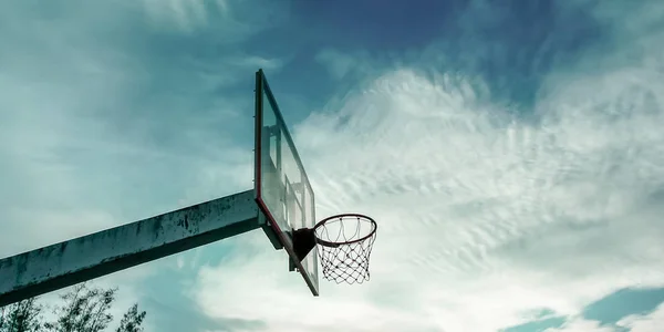 Canestro da basket con nuvole in movimento nel cielo blu — Foto Stock