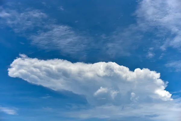Panorama z pěkné mraky modré obloze — Stock fotografie