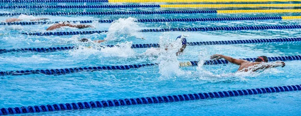 Simning vid pool — Stockfoto