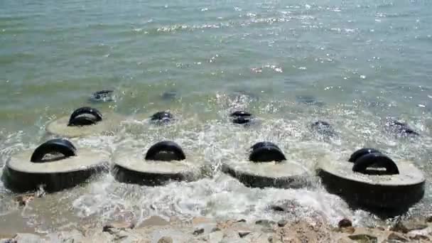 Betonrad für verlangsamte Welle, Handschuss — Stockvideo