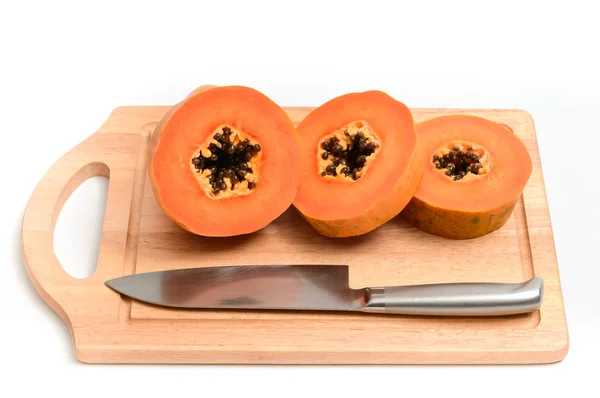 Papaya Scheibe mit Messer isoliert auf weißem Hintergrund — Stockfoto