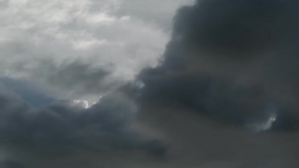 4K El lapso de tiempo de las nubes se mueve en el cielo con rayos solares — Vídeo de stock