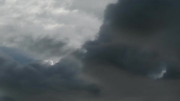 4K Time lapse des nuages mouvement dans le ciel avec rayon de soleil 