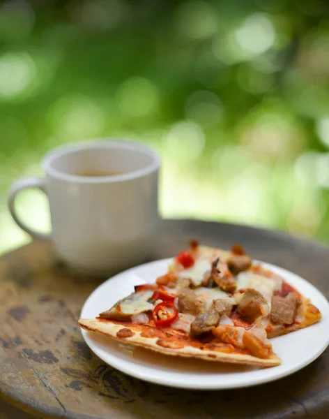 Ontbijt in tuin in ochtend tijd — Stockfoto