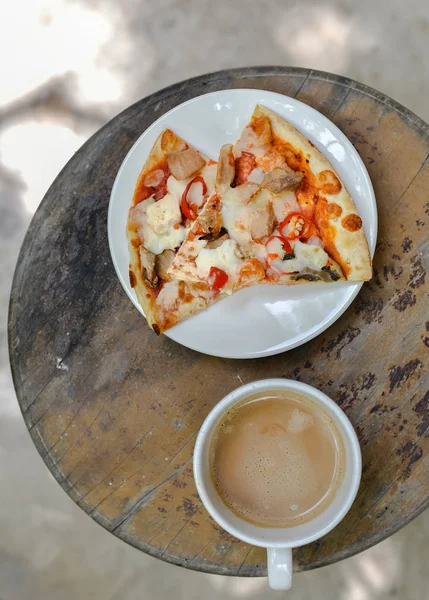 Pequeno-almoço no jardim à hora da manhã — Fotografia de Stock