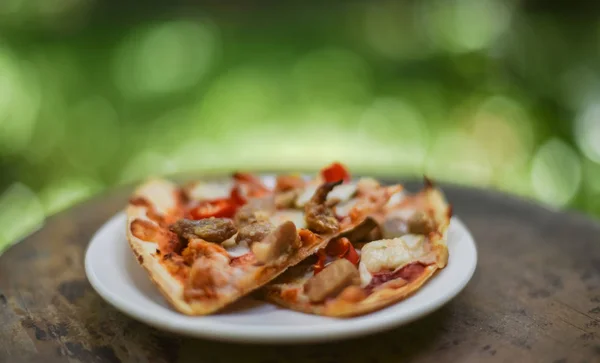 Pequeno-almoço no jardim à hora da manhã — Fotografia de Stock