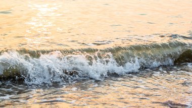 Güzel sıçramasına deniz sörf