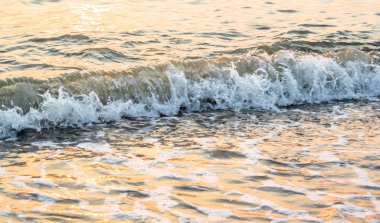 Güzel sıçramasına deniz sörf