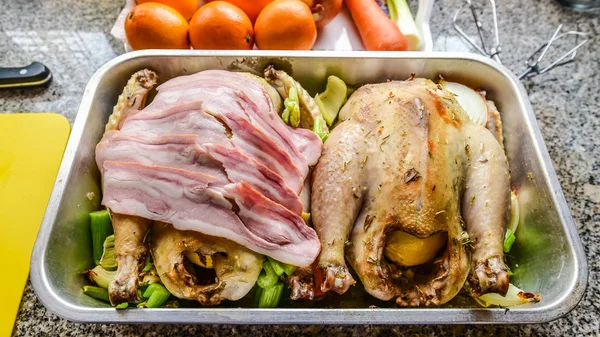 Pollo con pancetta in vassoio, Pronto da arrostire — Foto Stock