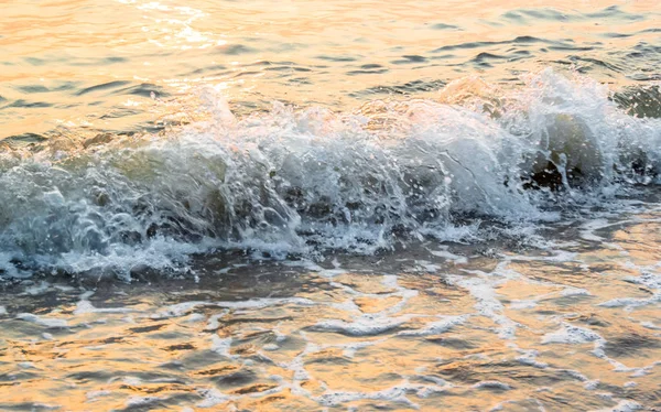 Güzel sıçramasına deniz sörf