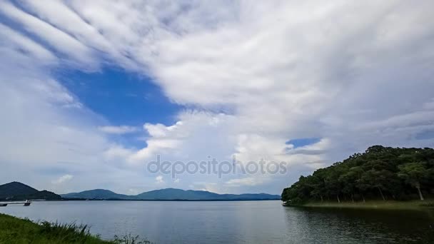 Time lapse di nuvole movimento nel cielo blu sul lago — Video Stock